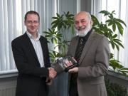 Sebastian Verhelst neemt namens prof. Roger Sierens Dr. Hugo Vandenborre prijs in ontvangst